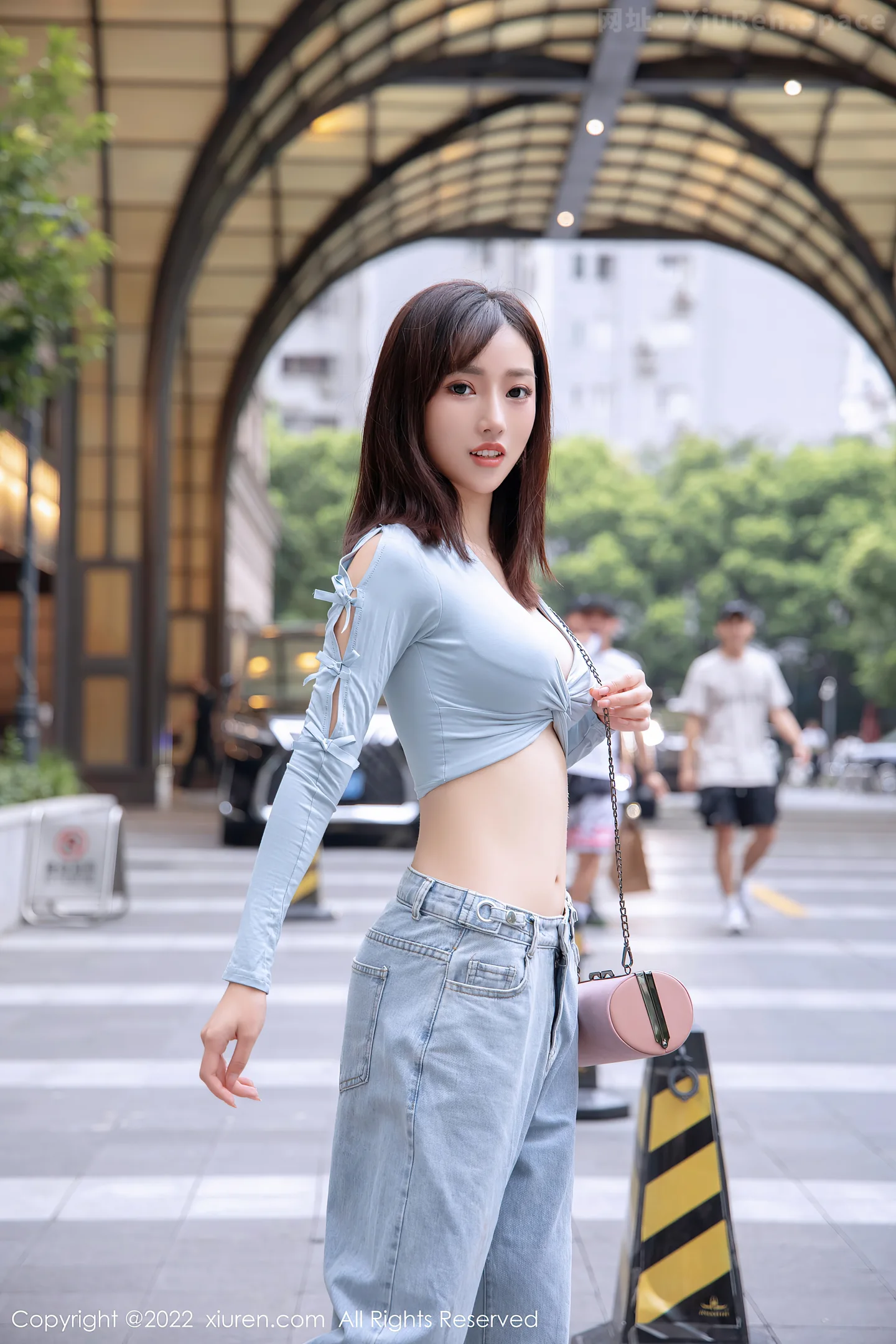 图片[2]-[XiuRen秀人网]VOL.5097 模特西门小玉半脱牛仔裤露破烂黑丝黑色丁字裤秀翘臀诱惑写真67P-秀人网官方网站